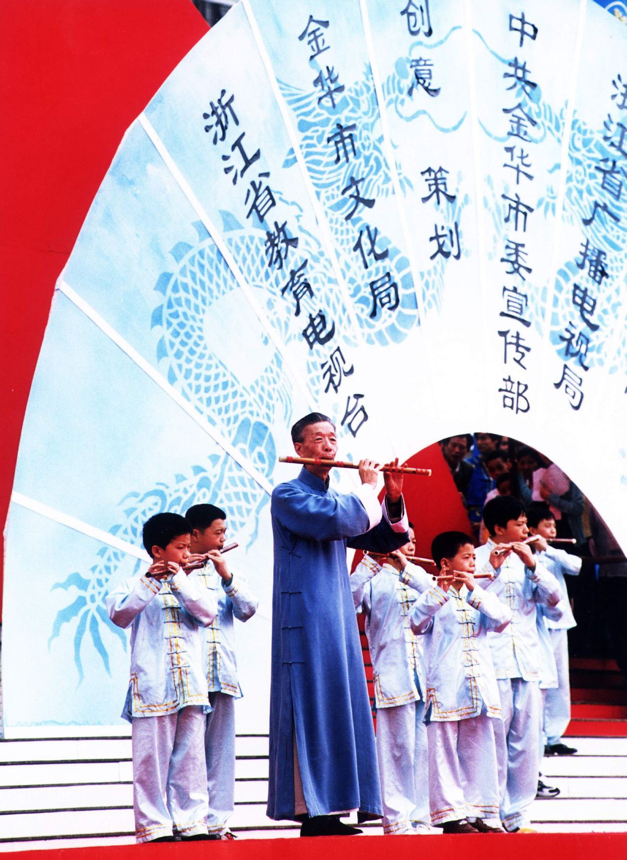  p>赵松庭,中国笛子演奏者,作曲家.浙江东阳人.九岁学吹竹笛.