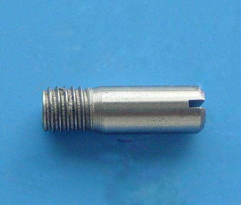 露出的圆柱部分连接在从动部件的销孔内