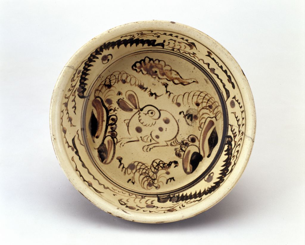 彭城窑白地黑花兔纹盆