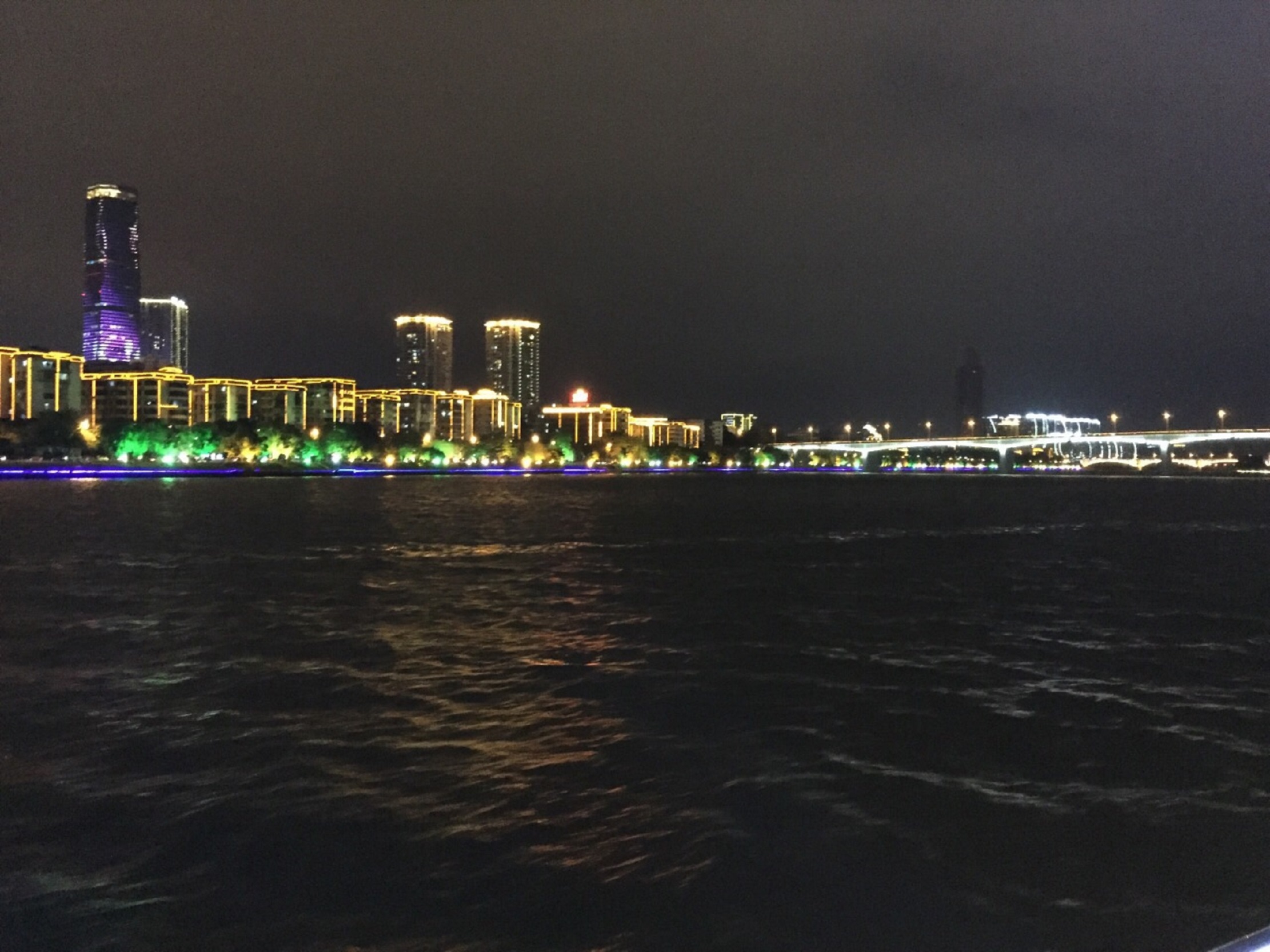  p data-id="gnzl88dpec">柳州市江滨公园位于柳州市区柳江南岸,为"