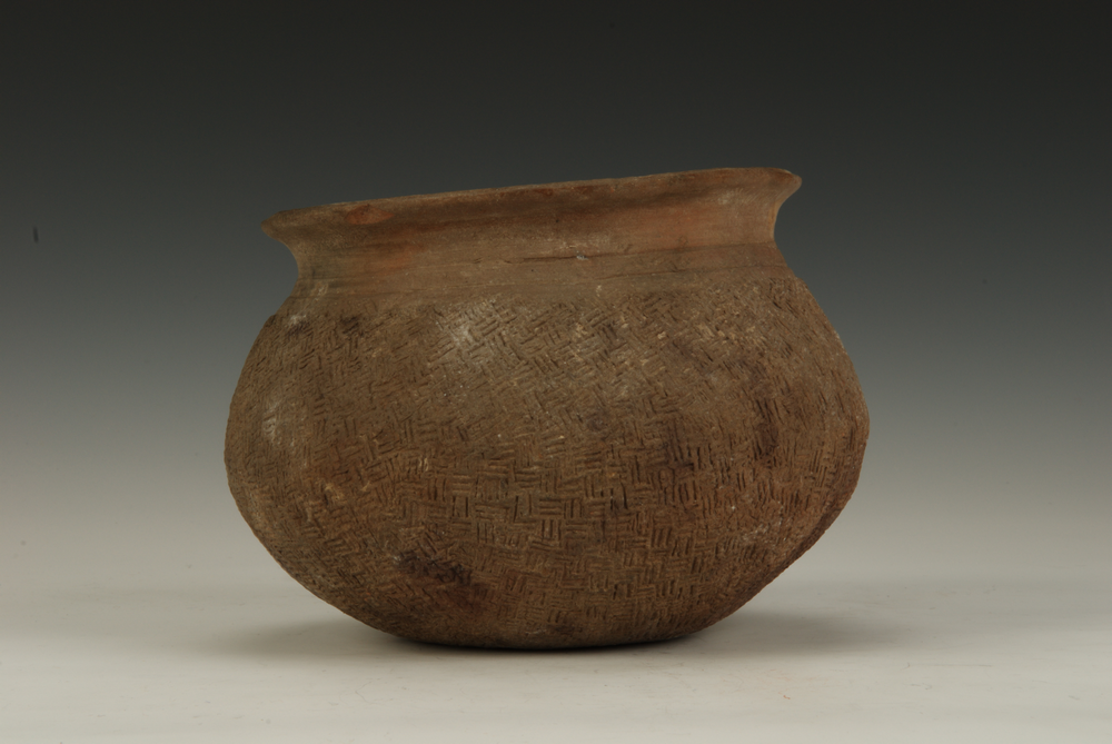  p>此展品为商代陶器,器身遍饰不规则席纹,口部内壁饰六道弦纹.