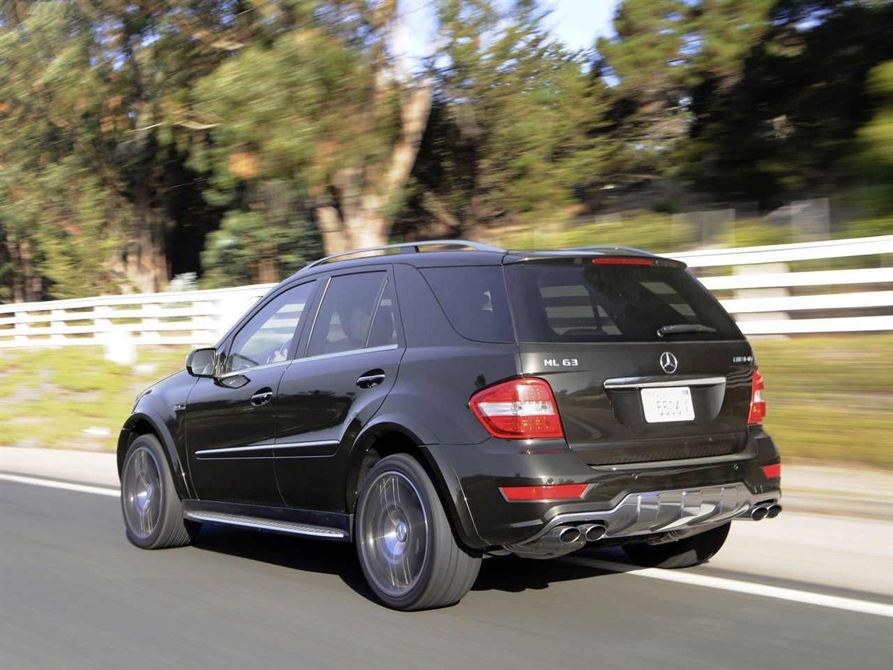  p>奔驰amg级 2007款 ml 63 amg,是梅赛德斯-amg生产的suv汽车. /p>