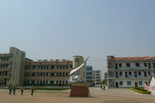  p data-id="gn13ti9mib">平林镇中心学校地处枣阳市南45公里的丘陵