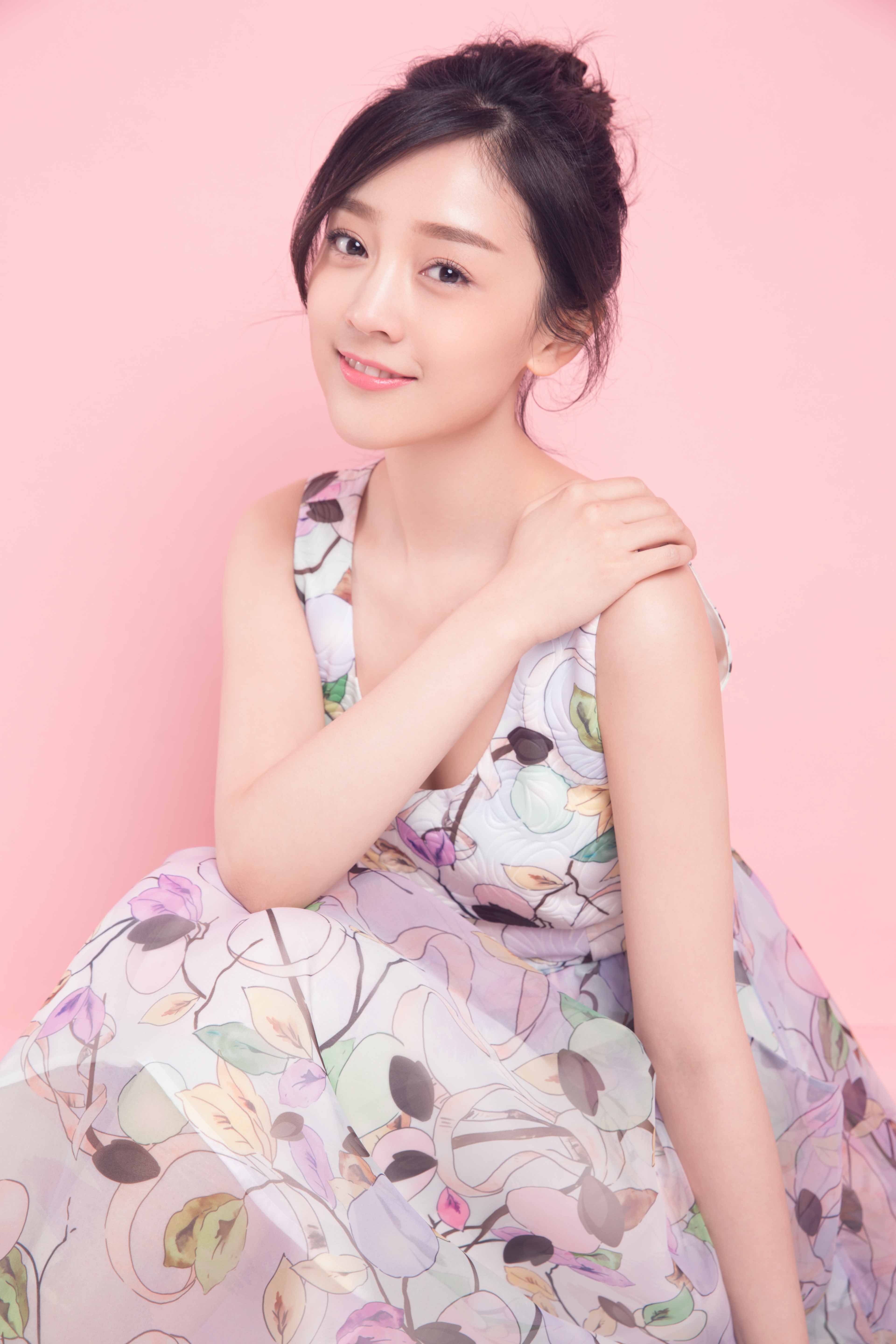 p data-id="gnx2qpxkjc">何花,5月19日出生于湖北省十堰市,中国内地