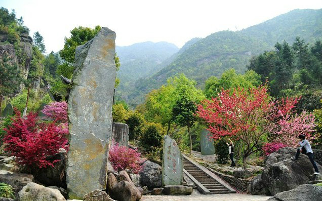 千丝岩石文化公园位于山口镇的东面,三面