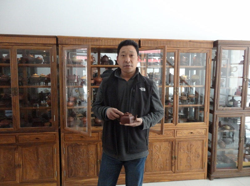  p data-id="gnfnzfqh33">吴建芳,紫砂工艺美术师,1966年3月出生于