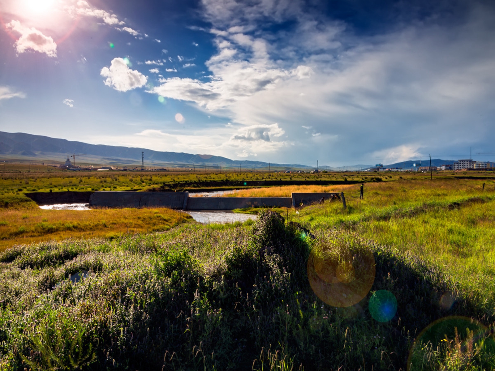金银滩草原,位于青海省  a target="_blank" href="/item/海晏县