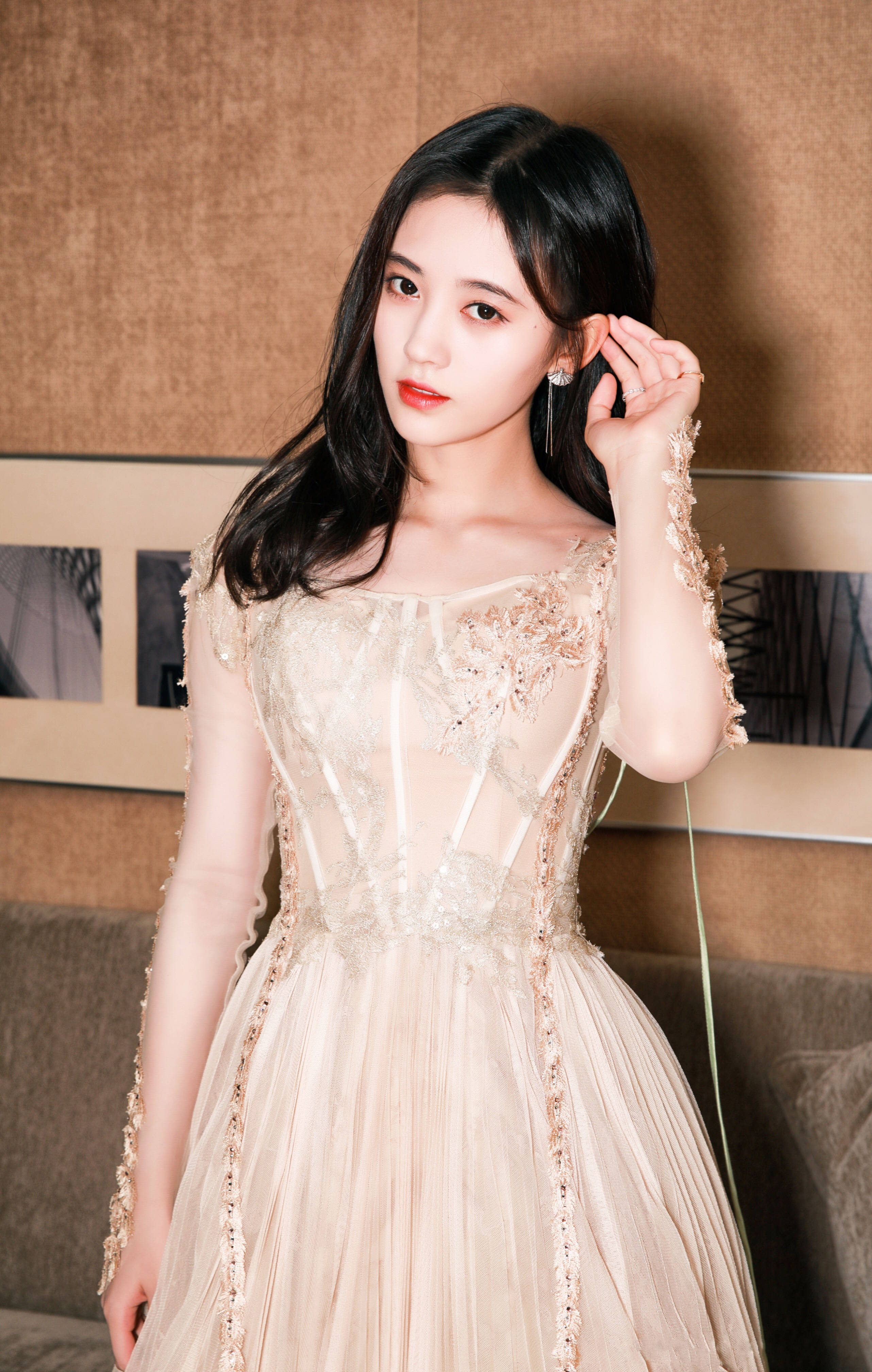  p>鞠婧祎(kiku),1994年6月18日出生于四川省遂宁市,中国内地影视女