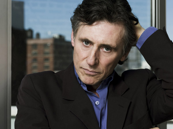 年5月12日出生于爱尔兰首都都柏林,gabriel james byrne,美国男演员