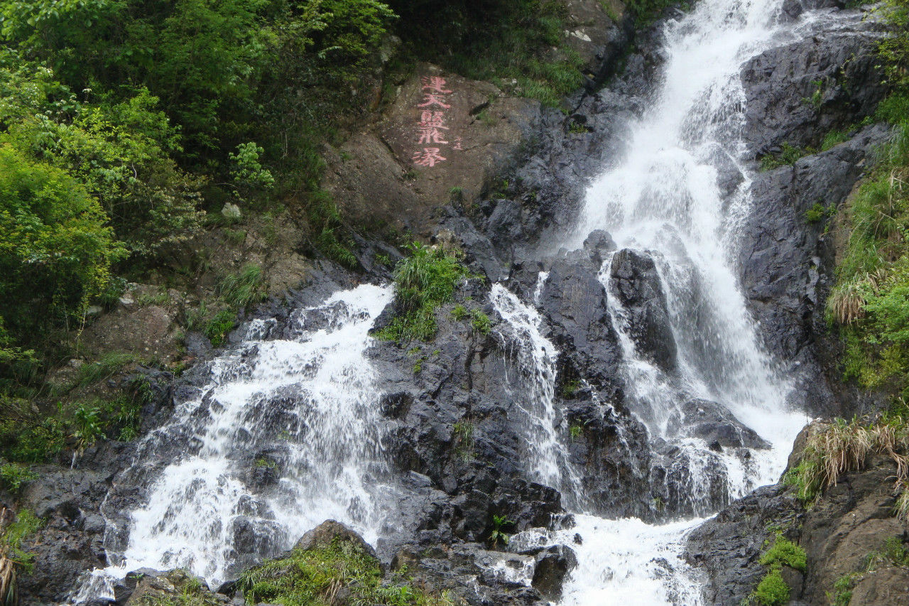  p data-id="gnvgkla6vl">百丈岩瀑布地处大别山腹地安菜山,舒城,桐城