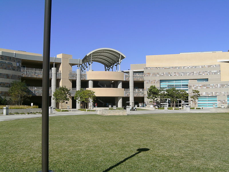  p>印第安纳州立大学是一所公立大学,位于terre haute的市中心,校园