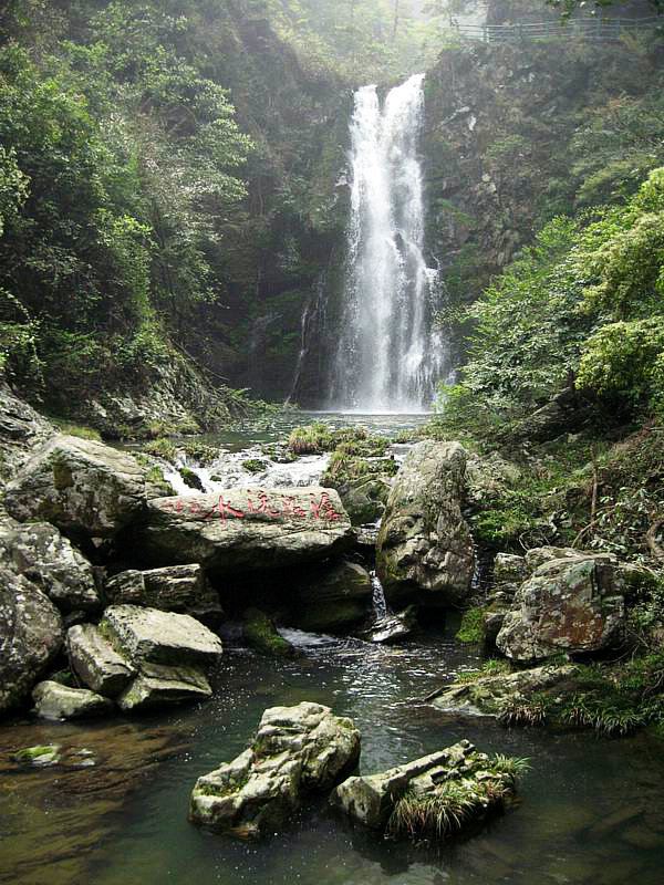 id="28330">五龙潭 /a>,因五神河水在不到两公里的河程中五次飞跃山岩