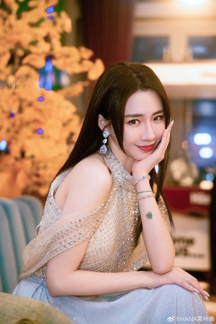  p data-id="go04kb04be">菊梓乔,本名陈晓怡,1986年11月24日出生于