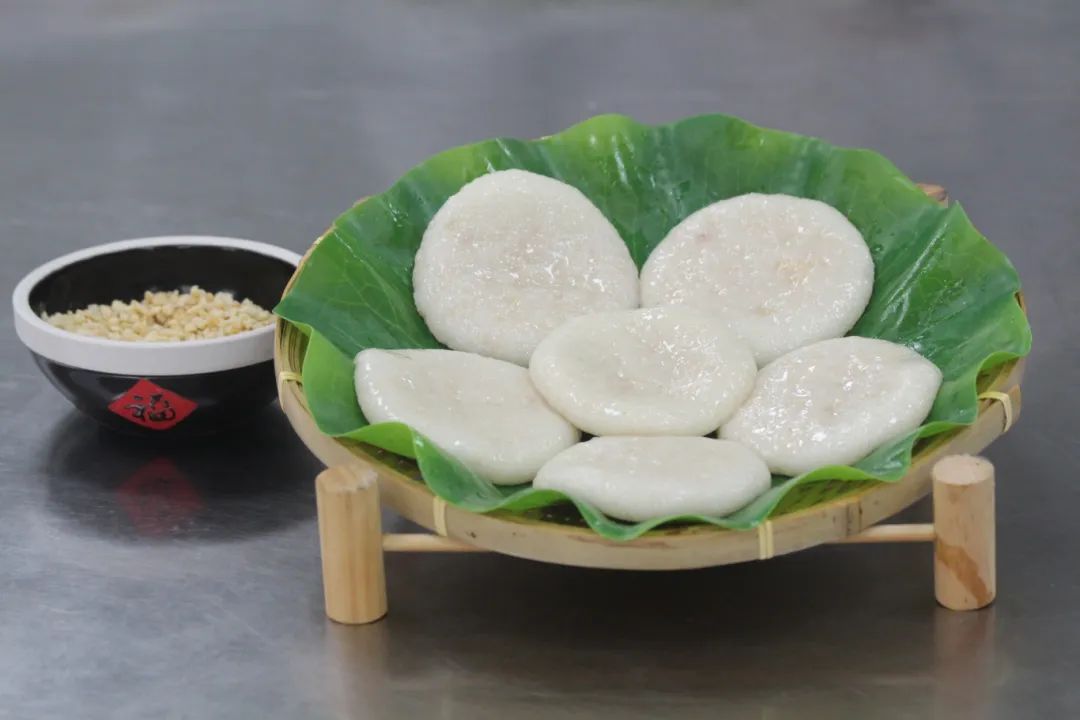 一个圆圆的,雪白雪白,软糯清香的糍粑,是怀集一种风味独特的传统小吃