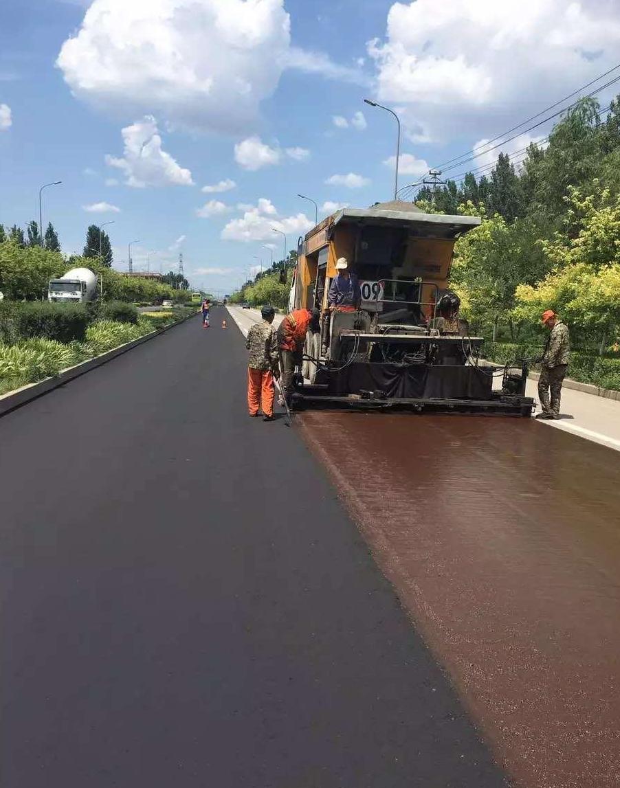  p>透层是为使沥青面层与非沥青材料基层结合良好,在基层上浇洒乳化