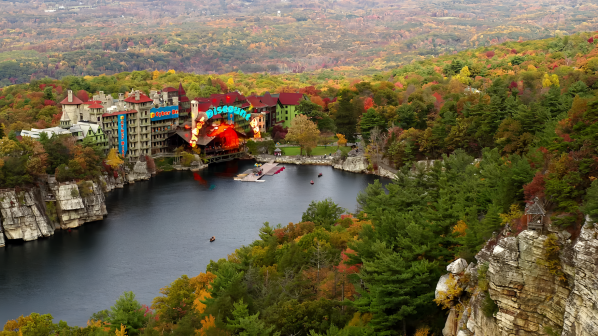 《上载新生第三季》剧照