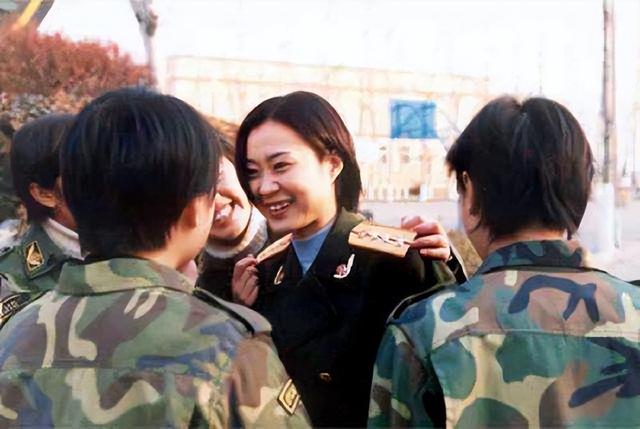 霸王花雷敏：15岁入特警队，后获大校军衔，却甘愿嫁给成都一保安_百科TA说