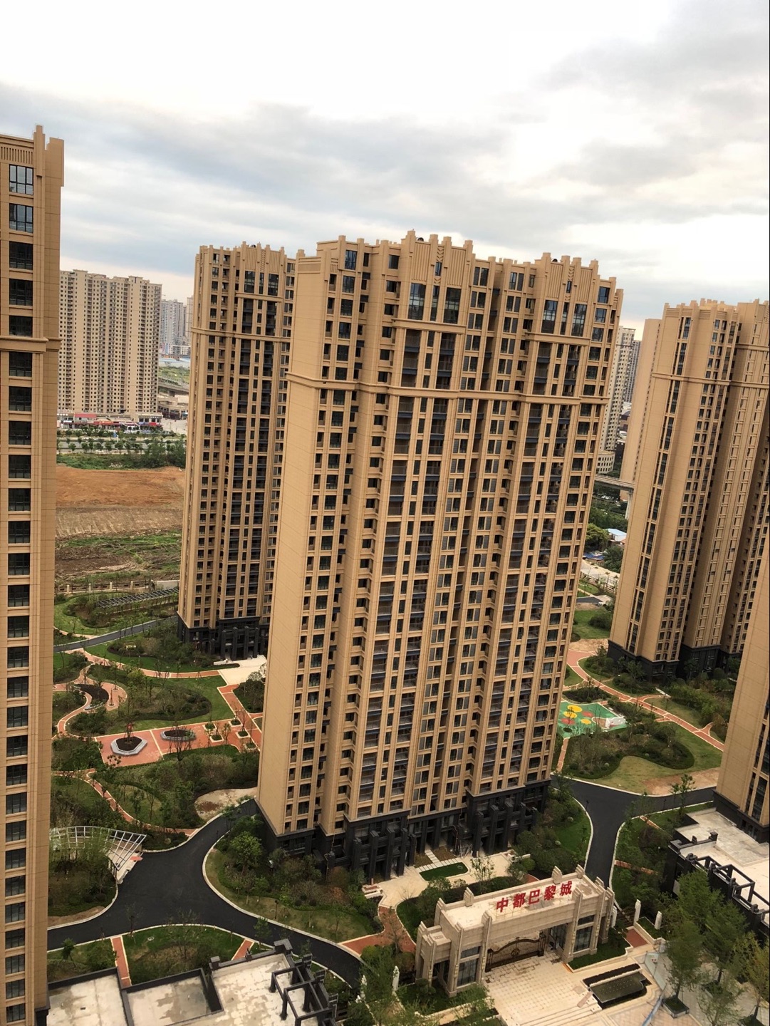  p>中都巴黎城项目位于湖北省孝感市东城区横二路与黄香路交汇处(市