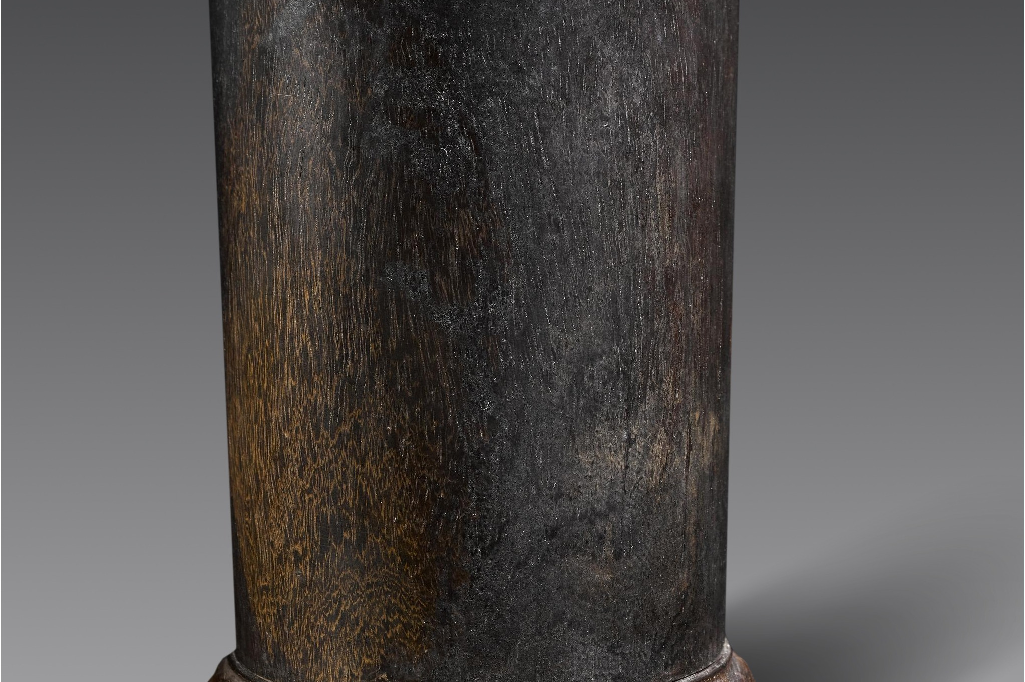 是上海市宝山区顾村明万历朱守城夫妇墓出土的笔筒,所属年代为明代,现