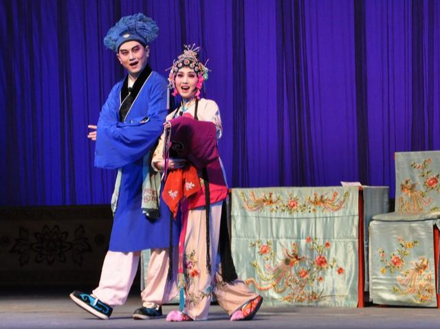  p>《借亲》是一部山东吕剧的传统经典剧目,情节引人入胜,风趣幽默