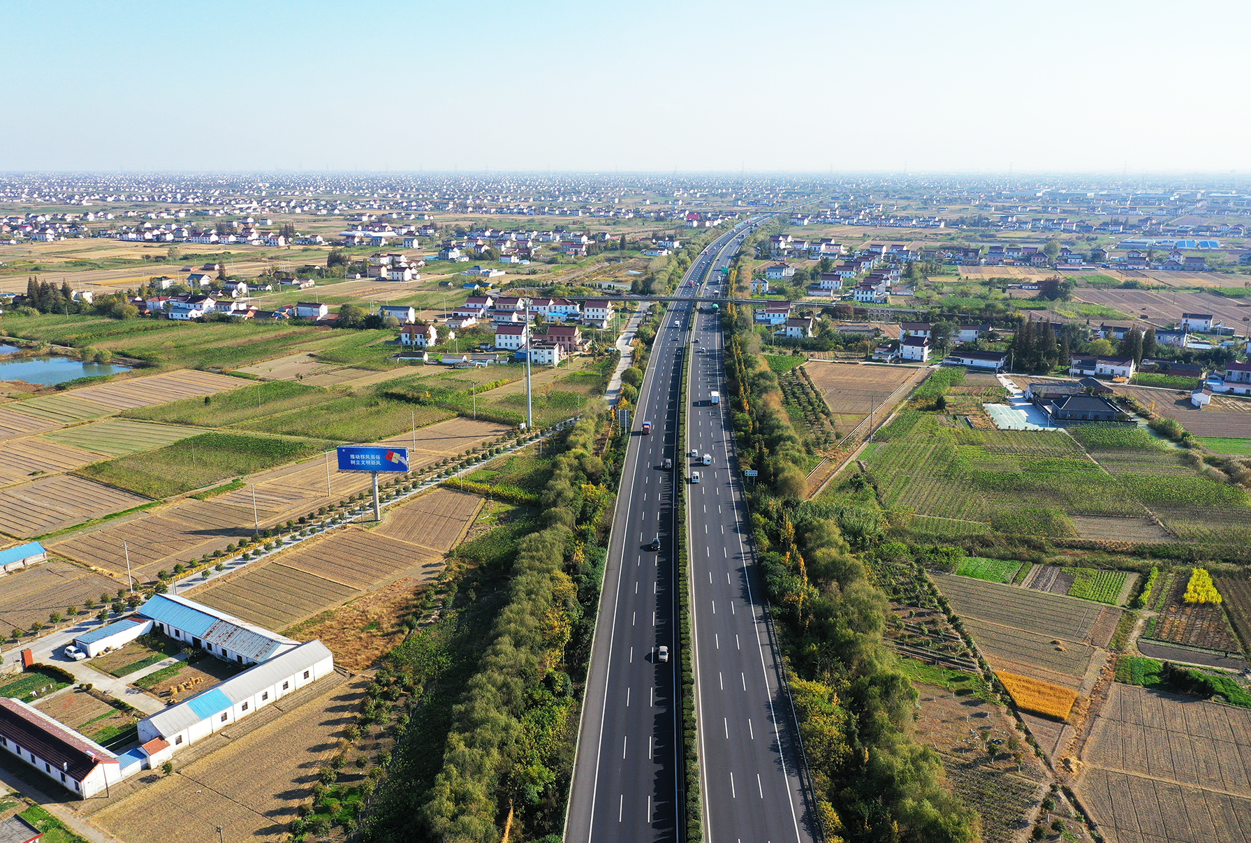 又称"沈海高速公路",为中国国家高速公路网北南纵向主干线中的第二纵