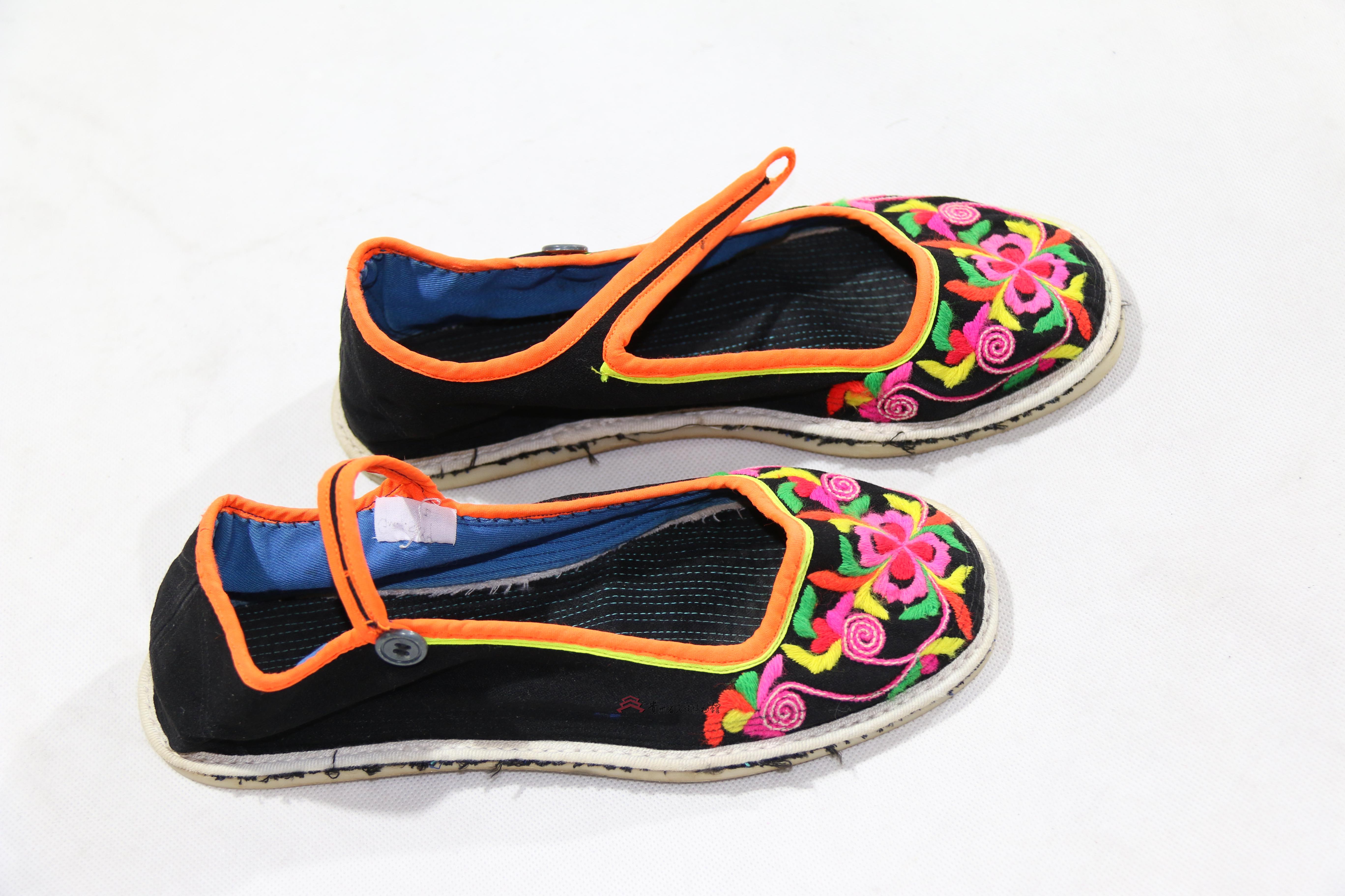 当代兴仁彝族青布平绣花卉纹鞋子