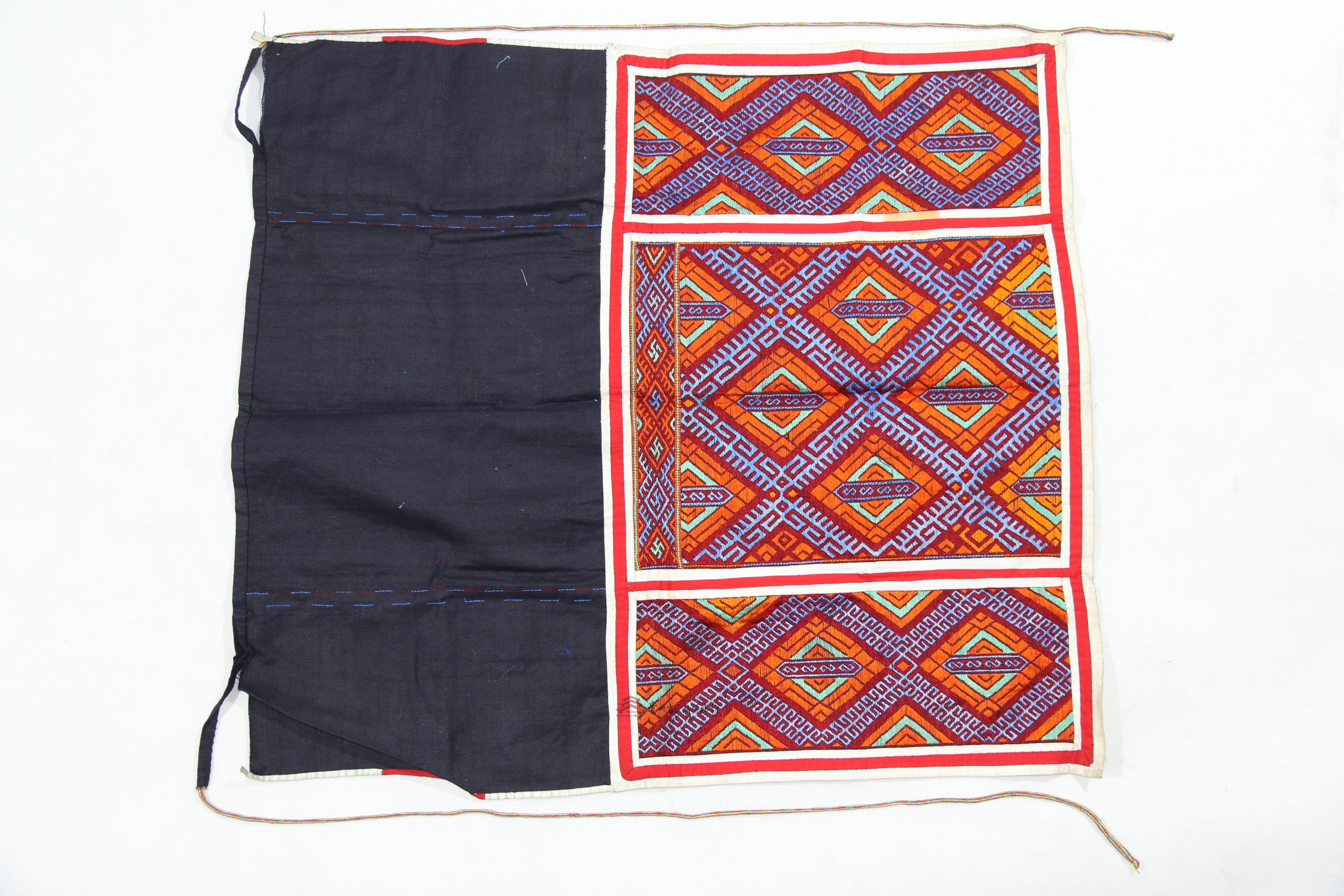 当代剑河苗族红绣挑花万字纹围腰