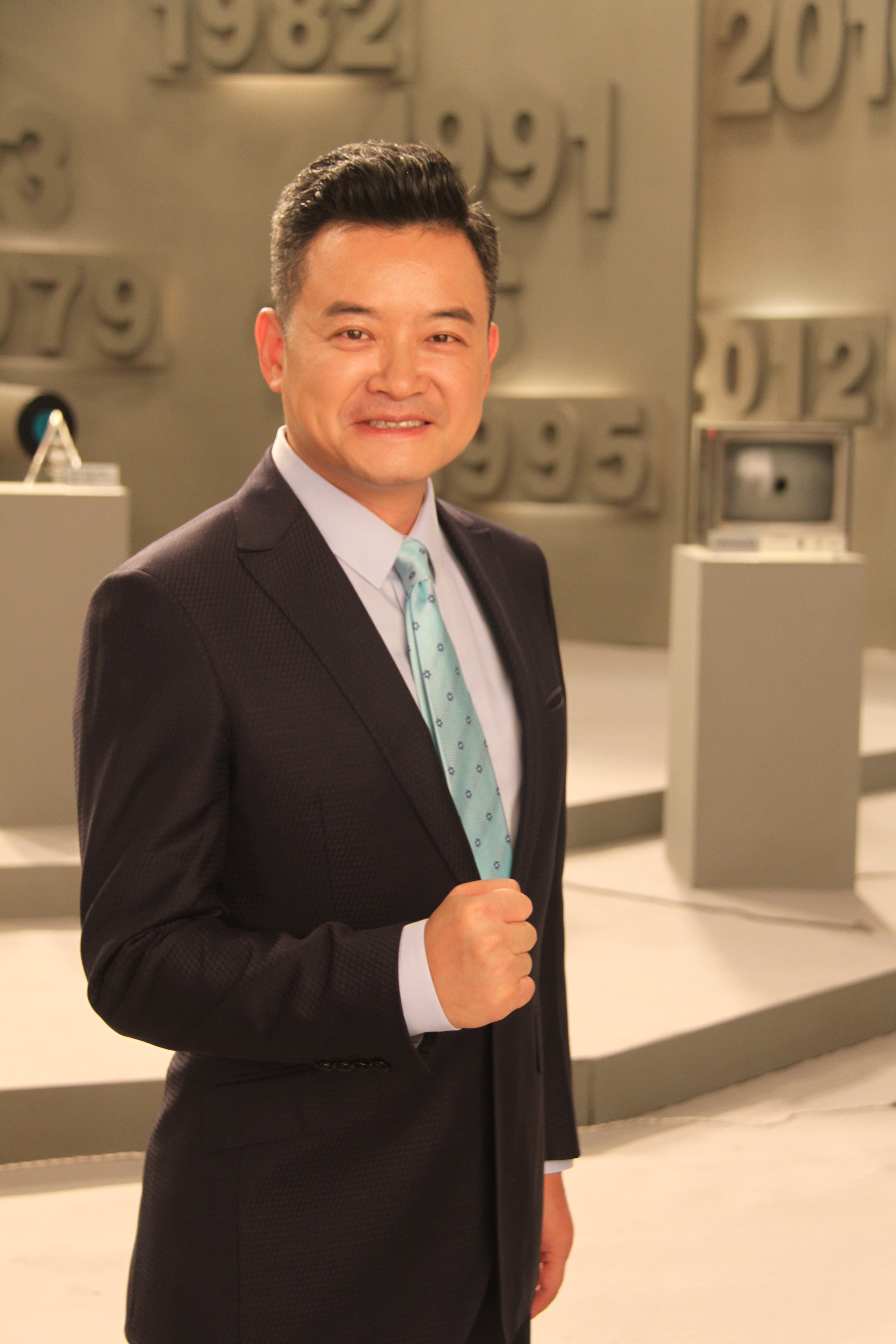  p>李佳明,1975年10月10日出生于新疆库尔勒,中共党员,中央广播电视总