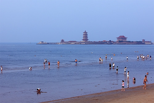  p>碧海浴场位于乐亭滨海旅游区东部,距县城25公里,在老米沟河口与