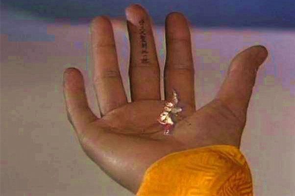 孙悟空在如来佛祖哪个手掌的哪只手指下撒尿并写下到此一游字样？_百科TA说