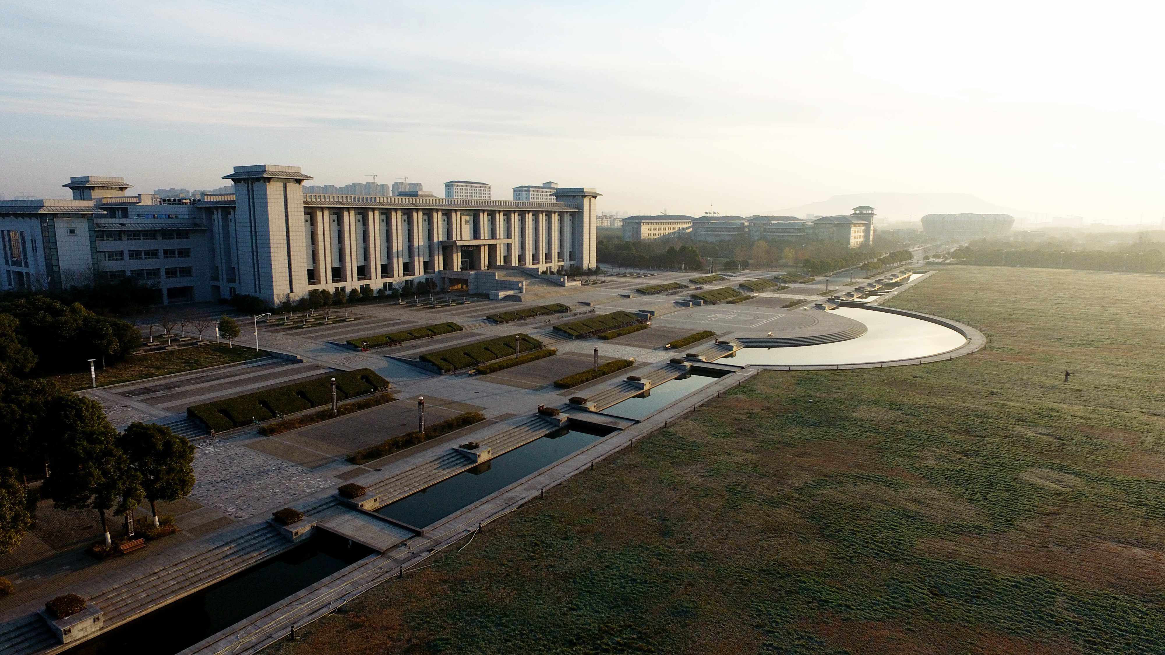  p>东南大学( i>southeast university /i>),简称"东大",主校区位于