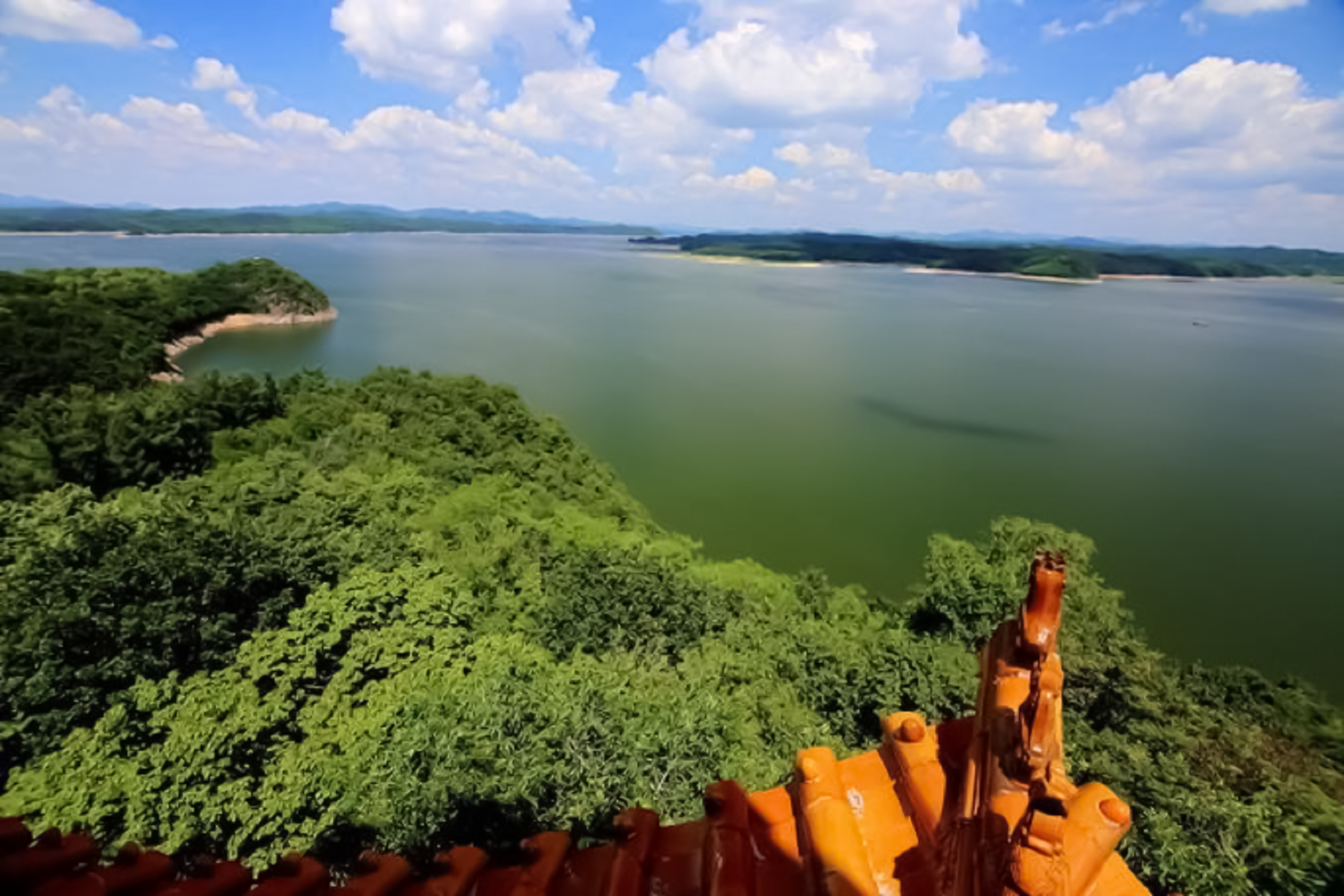  p>在烟波浩渺的大伙房水库东南隅,铁背山和萨尔浒山因历史上著名的" 