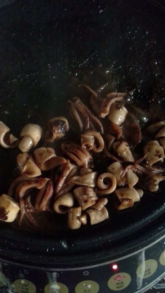  p>电饼铛烤鱿鱼是一道由鱿鱼等为主要食材做成的菜品,属于家常菜.