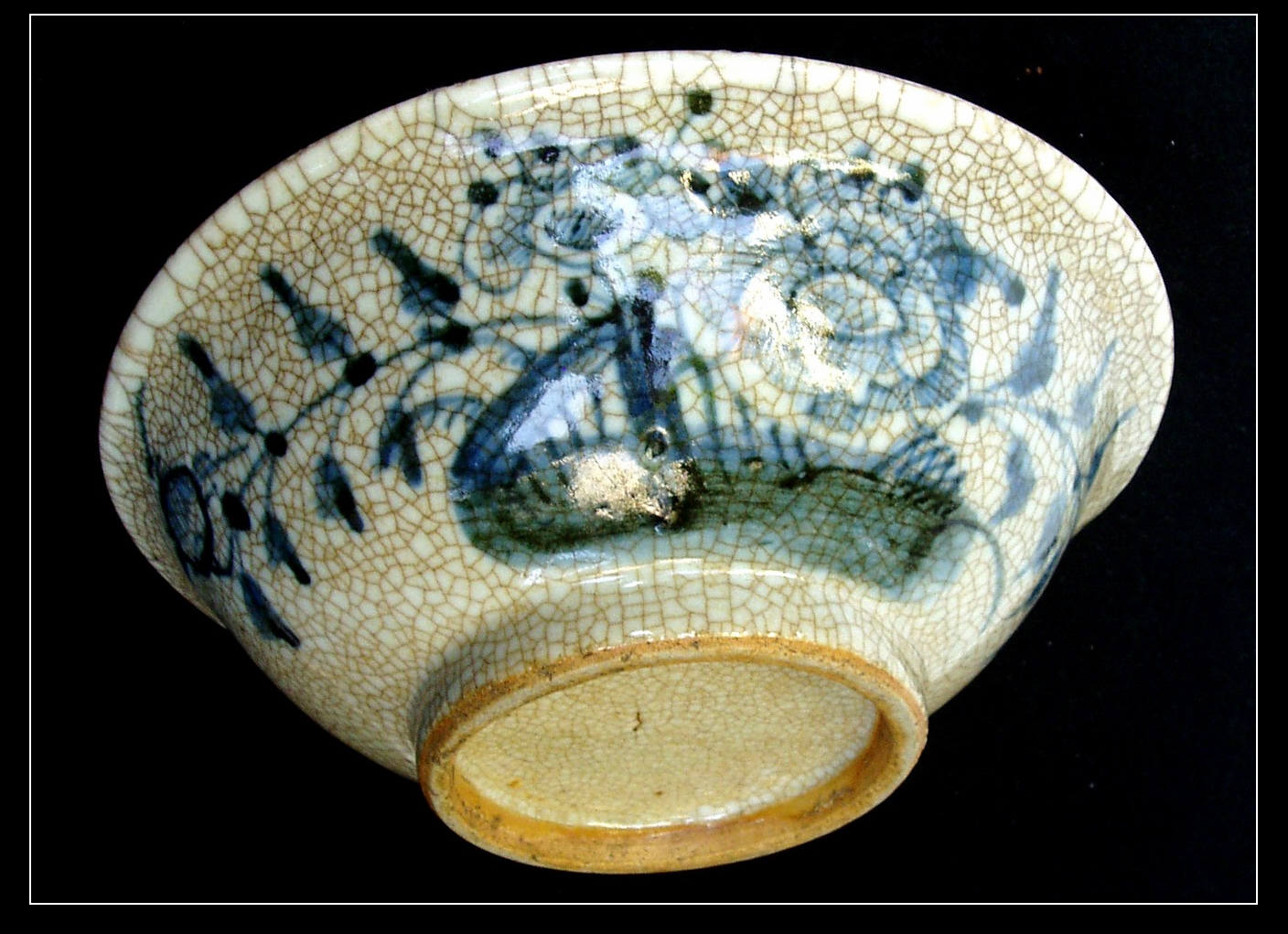 特点是青花彩瓷上罩以纹片釉,由于碎片纹很象哥窑釉的开片,故名"哥釉