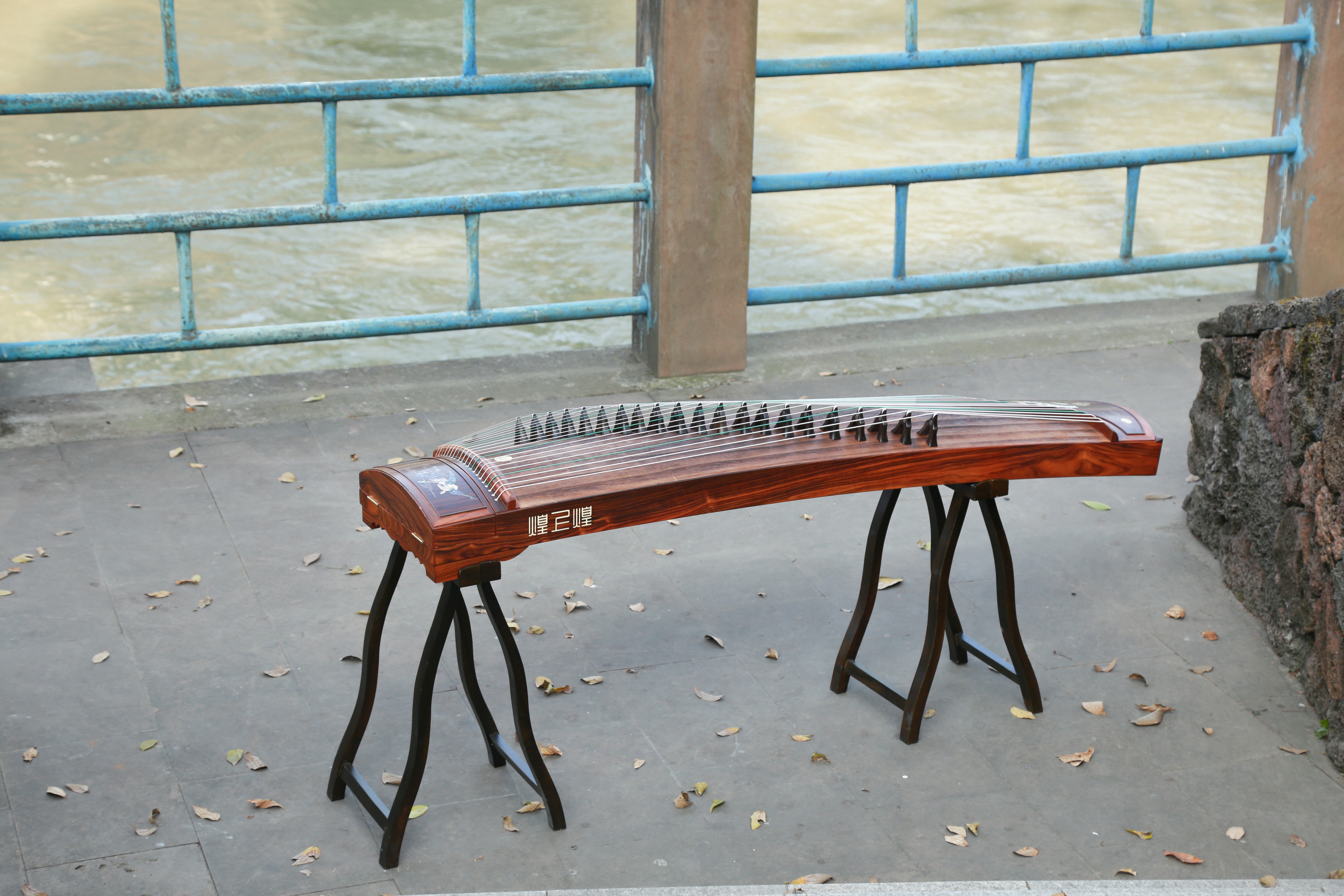  p>煌上煌是郓城煌韵民族乐器制造有限公司创立的民族乐器古筝品牌,建