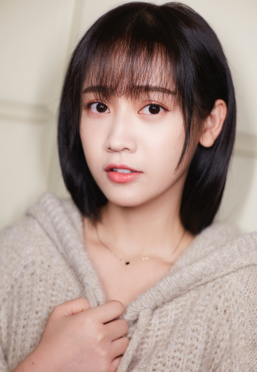  p>郑湫泓(greenly),原名郑泽漫,1990年11月25日出生于广东省揭阳市