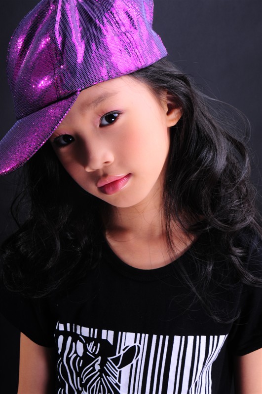  p>《遐想》为歌手李思彤歌曲,是《快乐深圳》唱片合辑的代表性曲目.