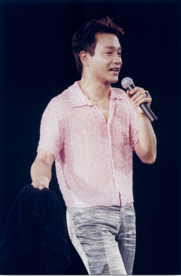  p>张国荣(1956年9月12日-2003年4月1日),出生于香港,中国香港男歌手
