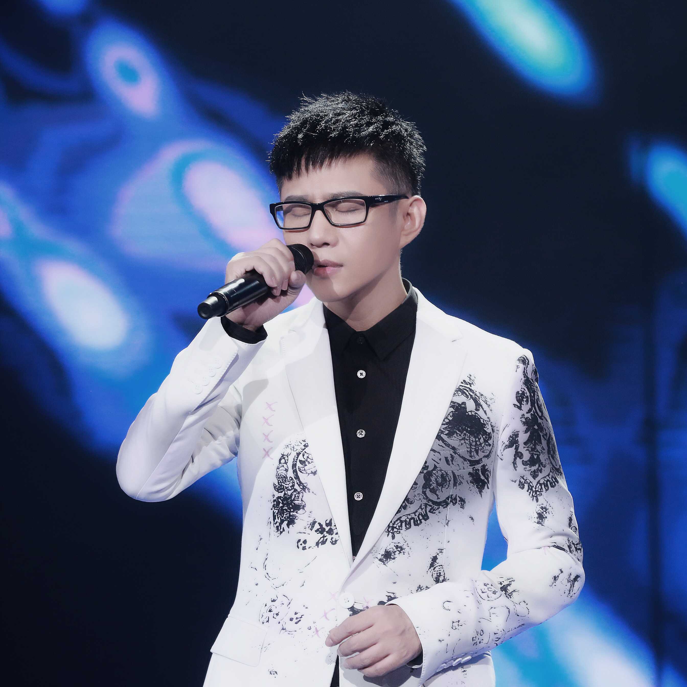 本名王卓实,11月14日出生于中国吉林省吉林市,中国内地流行男歌手