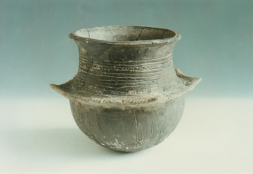  p>夹炭黑陶.方唇,敞口.六角腰沿,圜底.