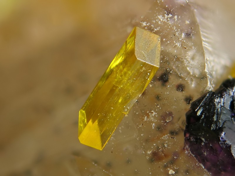  p>硅钙铀矿是一种含铀的放射性矿物.单斜晶系轴双面晶类.