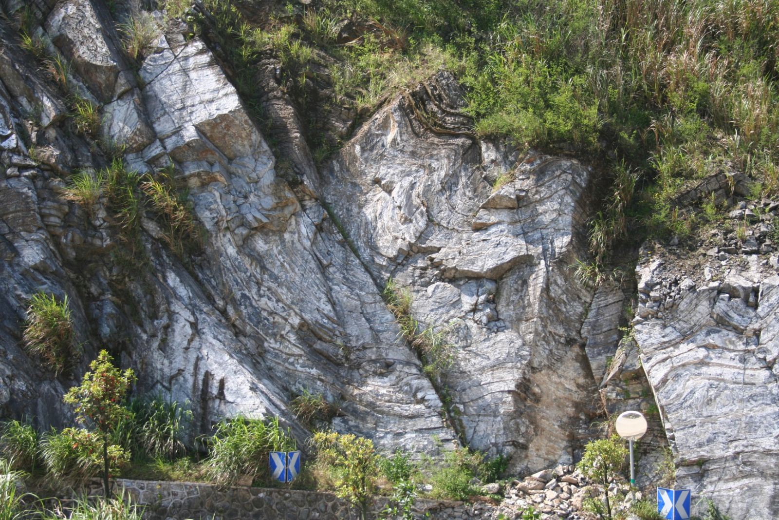 断层两侧的岩层只是在水平方向上移动,则被称为水平断层,不形成断层山