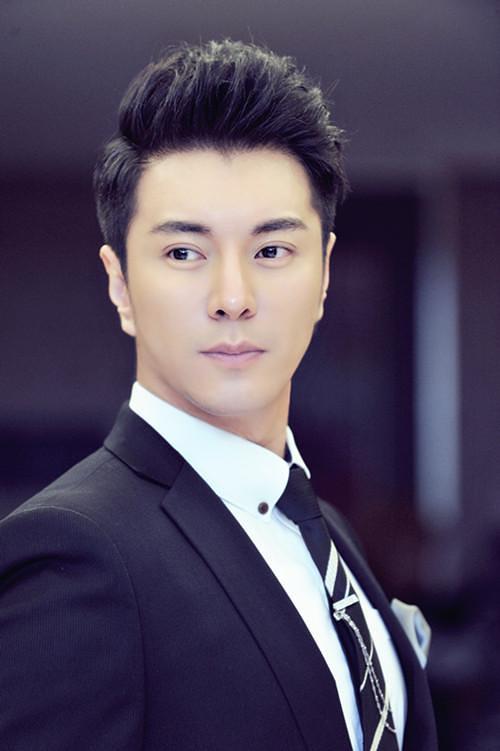  p>杜俊泽,原名杜斌,出生于山东省,中国内地影视男演员,毕业于 a