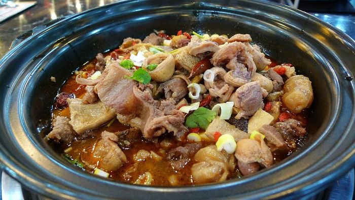  p data-id="gnb9dwhcwy">牛腩加牛板筋为主料熬制汤底,牛肉软烂,板筋