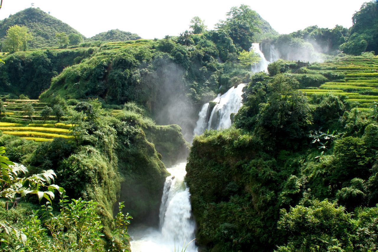  /p> p data-id="gnwvjbevvc">三腊瀑布跌落三台,分别冠名为玉屏台