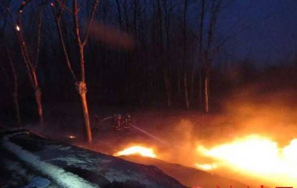 在济阳220国道,一辆载有33吨柴油的油罐车和一辆铲车追尾,柴油泄露并