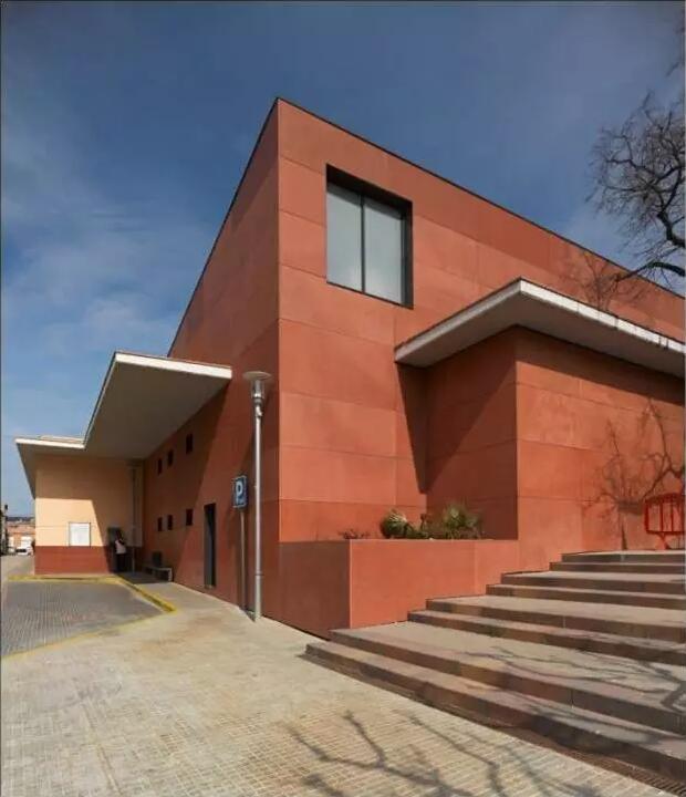 混凝土墙板在预制过程中,即对板材进行"正打"和"反打"工艺外墙饰面加