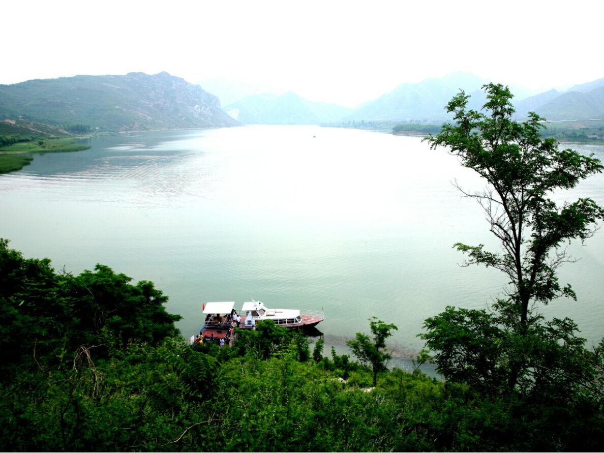燕山湖风景区位于辽宁省朝阳市西南郊25公里处,是阎王鼻子水库的一