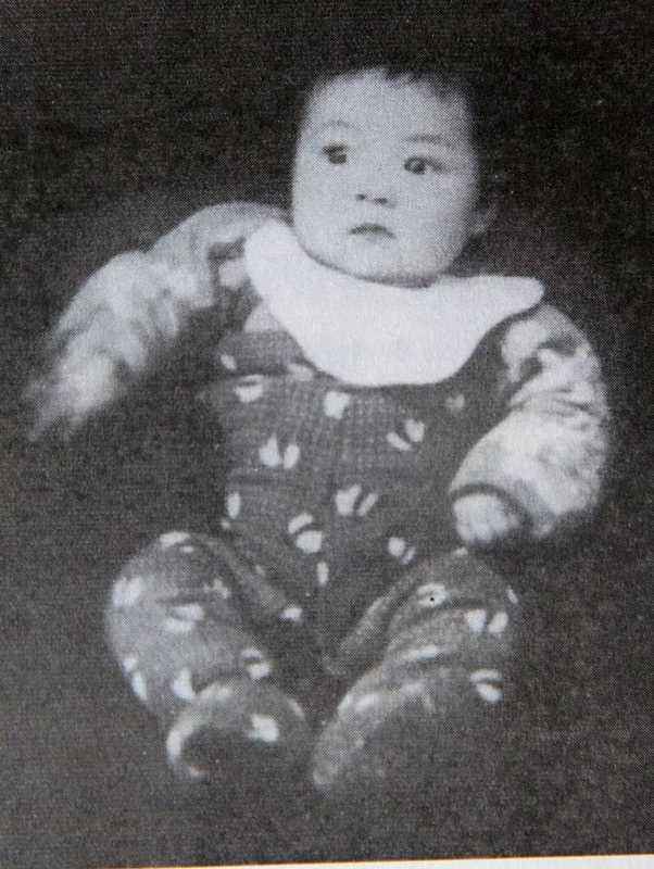 他是我国最小的革命烈士，从小跟着父母进了监狱，遇害时年仅8岁_百科TA说
