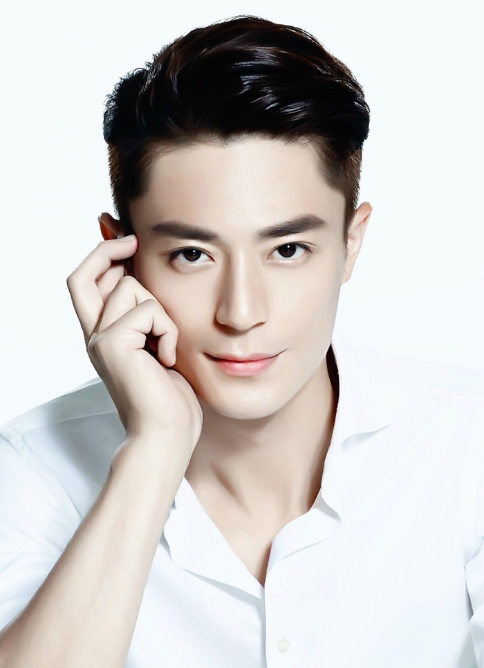 1979年12月26日出生于台湾省台北市,祖籍山东烟台龙口,华语影视男演员